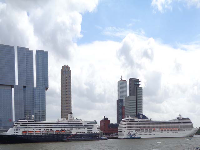 Cruiseschip ms MSC Orchestra van MSC Cruises aan de Cruise Terminal Rotterdam